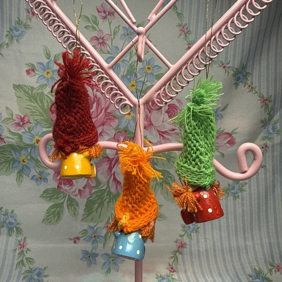 Vtg wood wooden Christmas ornaments 1970s knitted hats girls  retro crochet kmit - Picture 5 of 6